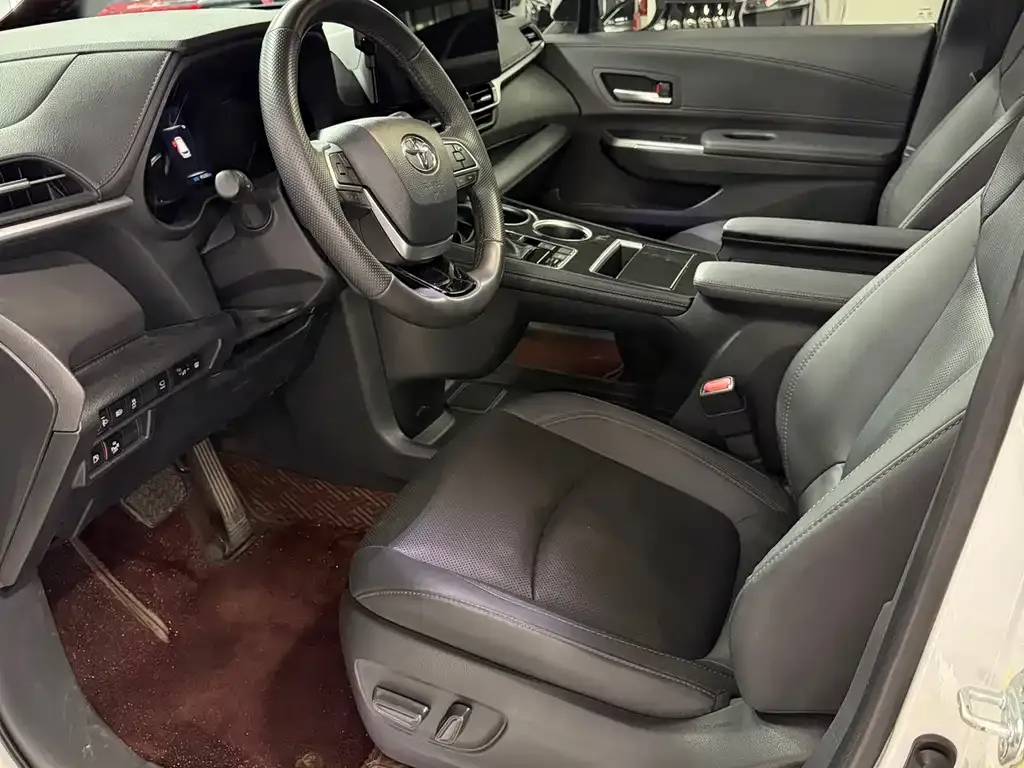 Toyota Sienna — фото 10