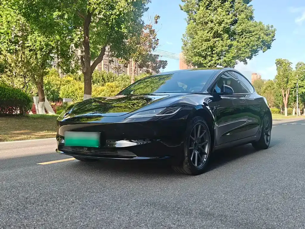Tesla Model 3 — фото 1