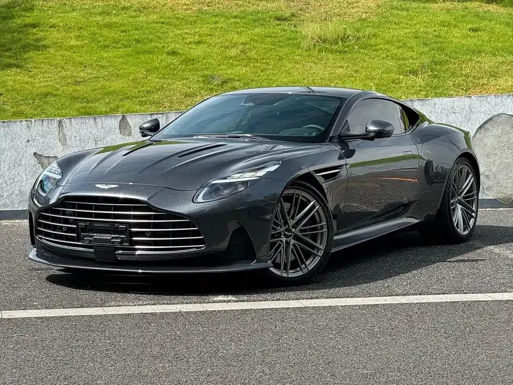 Aston Martin DB12 — фото 1