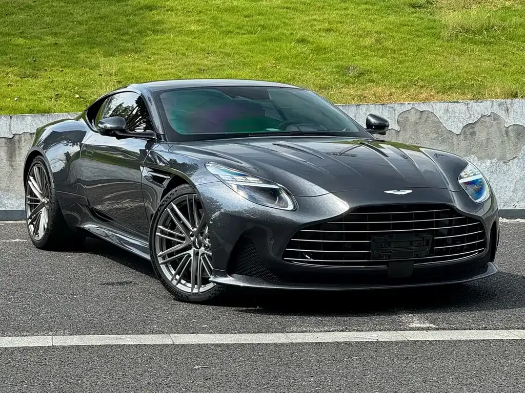 Aston Martin DB12 — фото 7