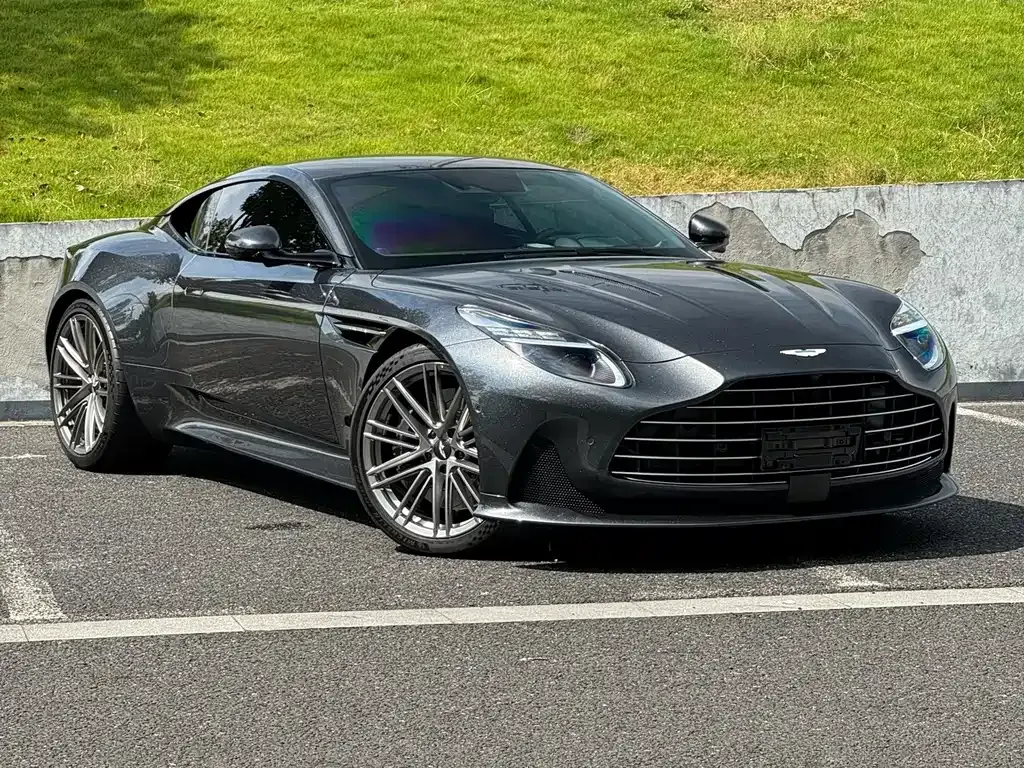 Aston Martin DB12 — фото 9