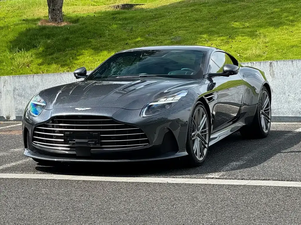 Aston Martin DB12 — фото 10