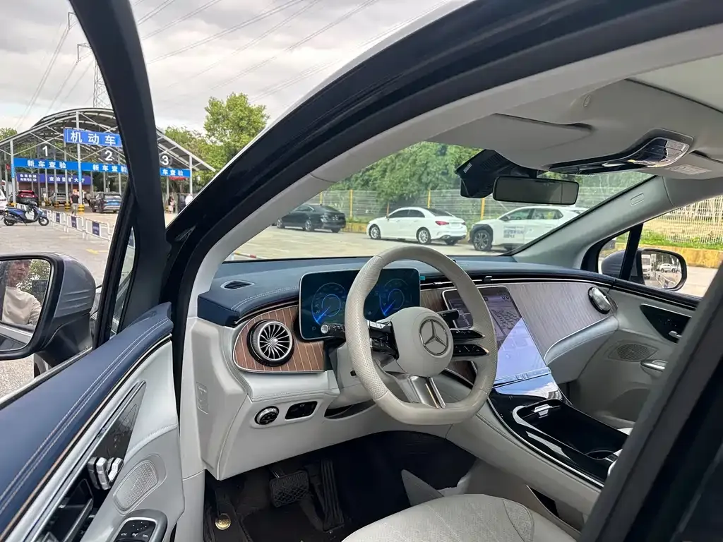 Mercedes-Benz EQE SUV — фото 2