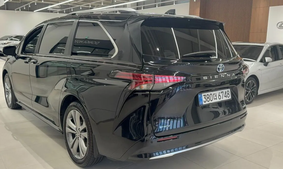 Toyota Sienna — фото 2