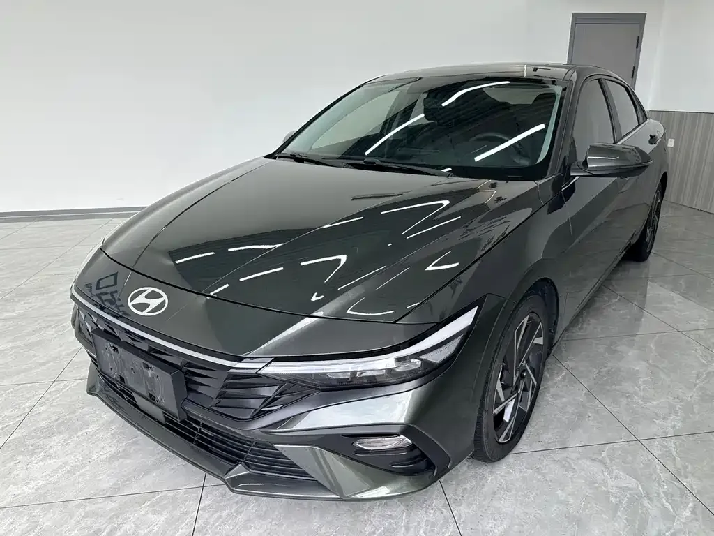 Hyundai Elantra — фото 1
