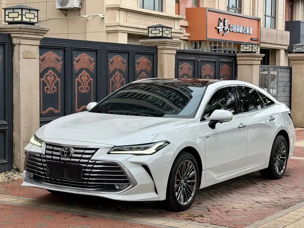 Toyota Avalon — фото 1