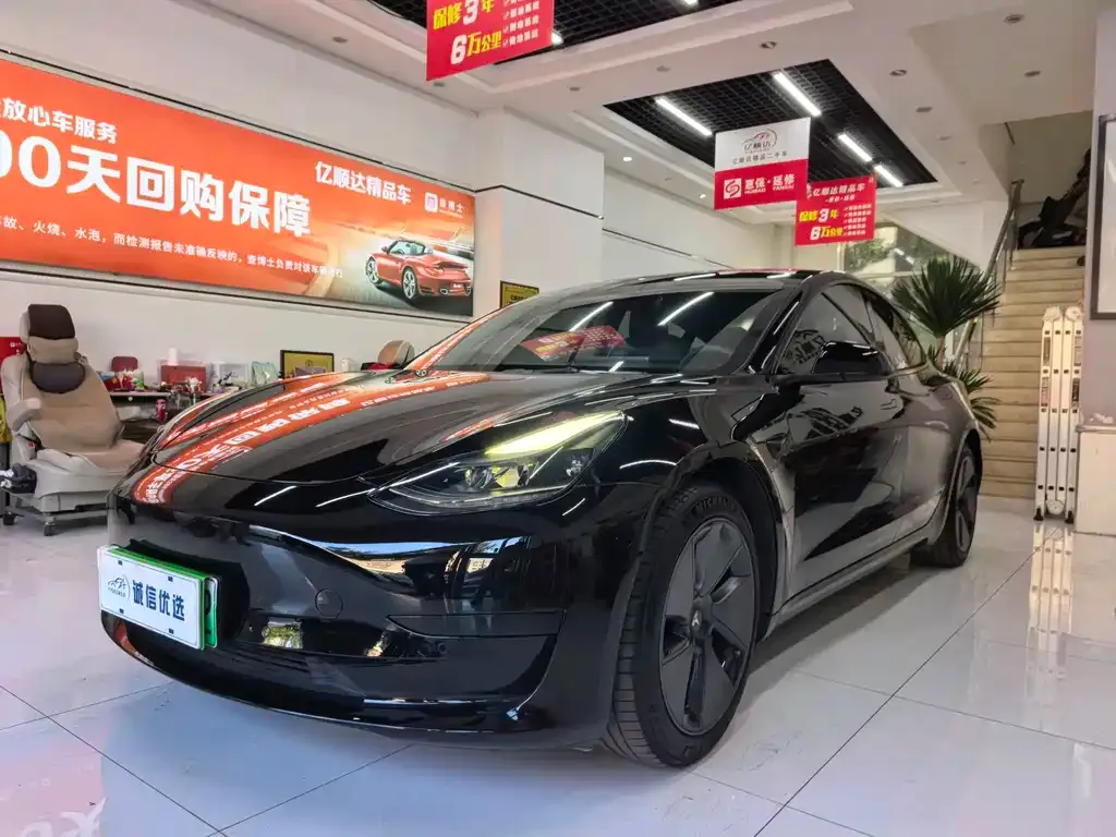 Tesla Model 3 — фото 1