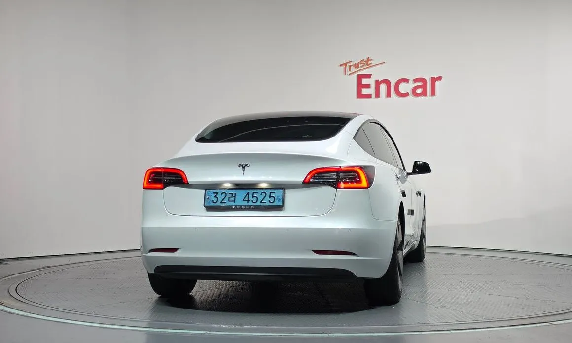 Tesla Model 3 — фото 2