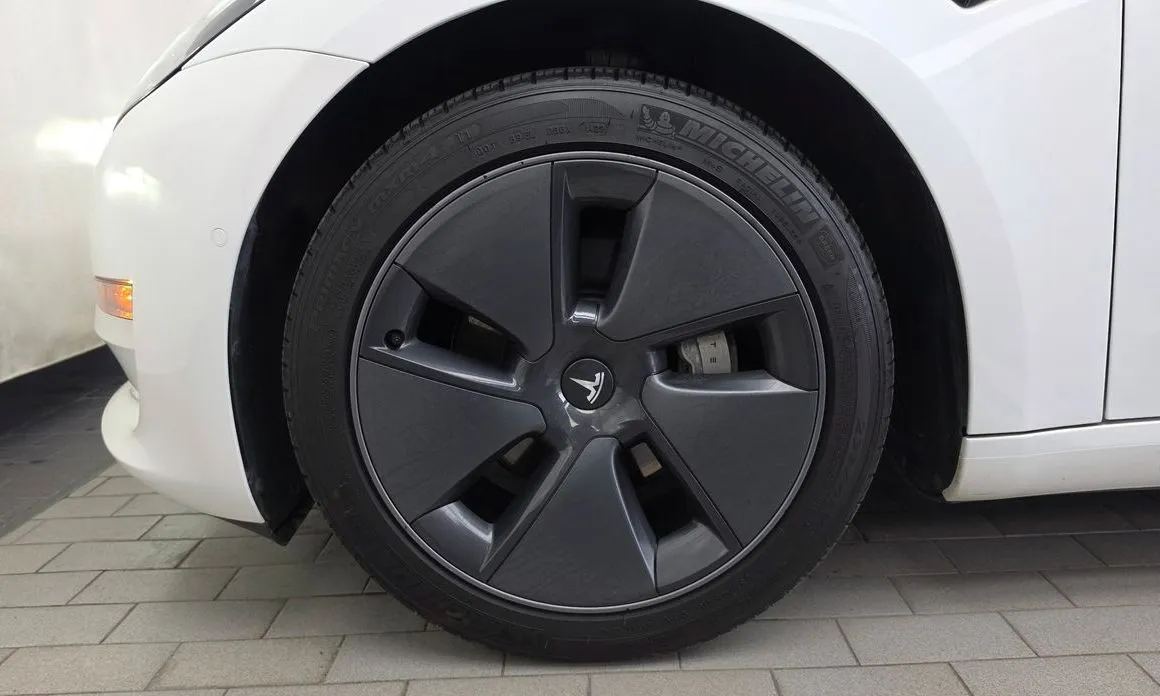 Tesla Model 3 — фото 4