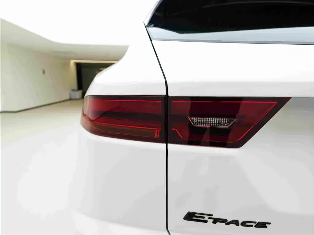 Jaguar E-PACE — фото 6