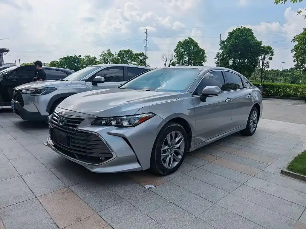 Toyota Avalon — фото 1