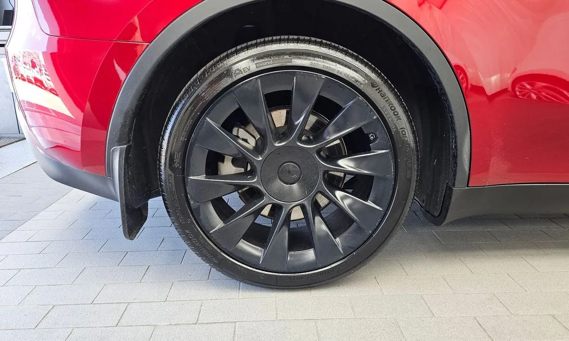 Tesla Model Y — фото 9