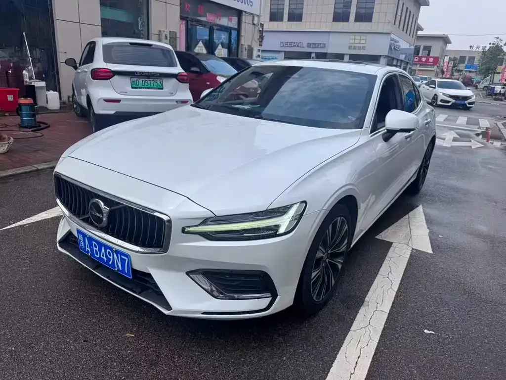 Volvo S60 — фото 1
