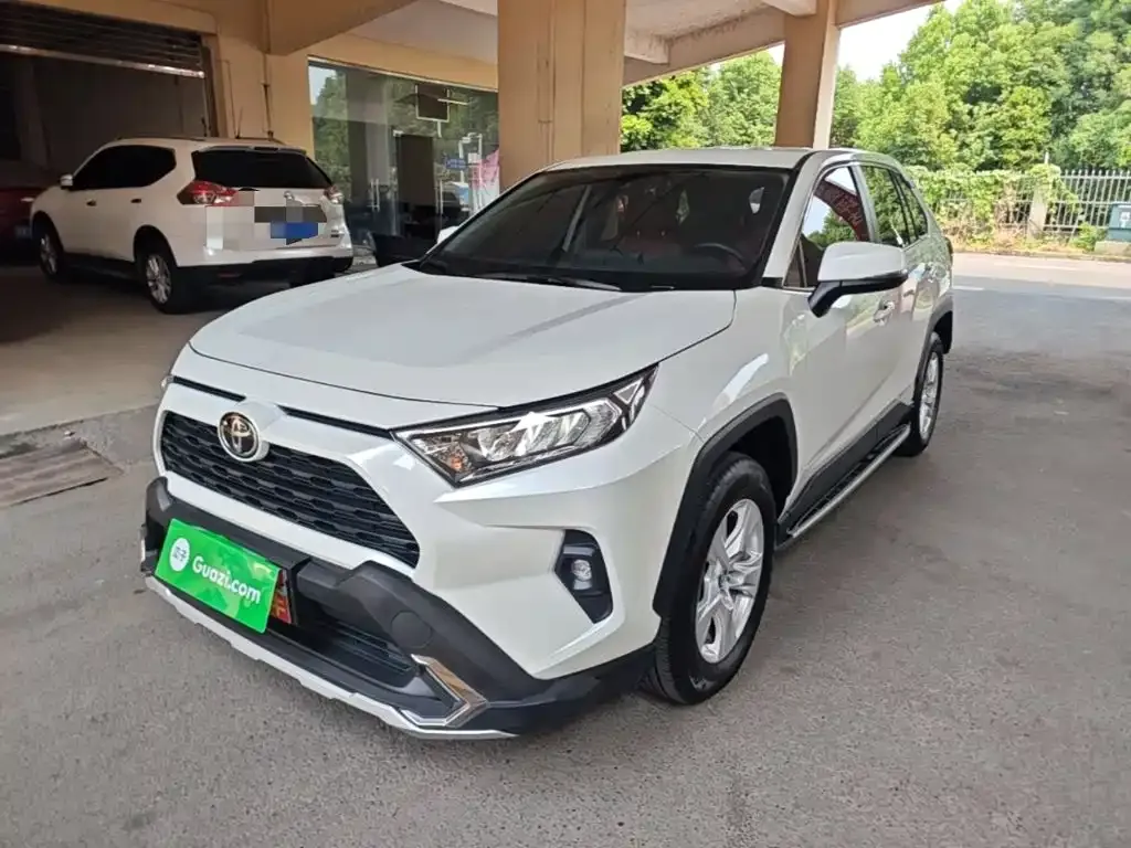 Toyota RAV4 — фото 1