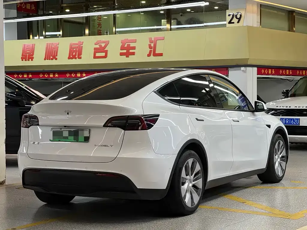 Tesla Model Y — фото 10