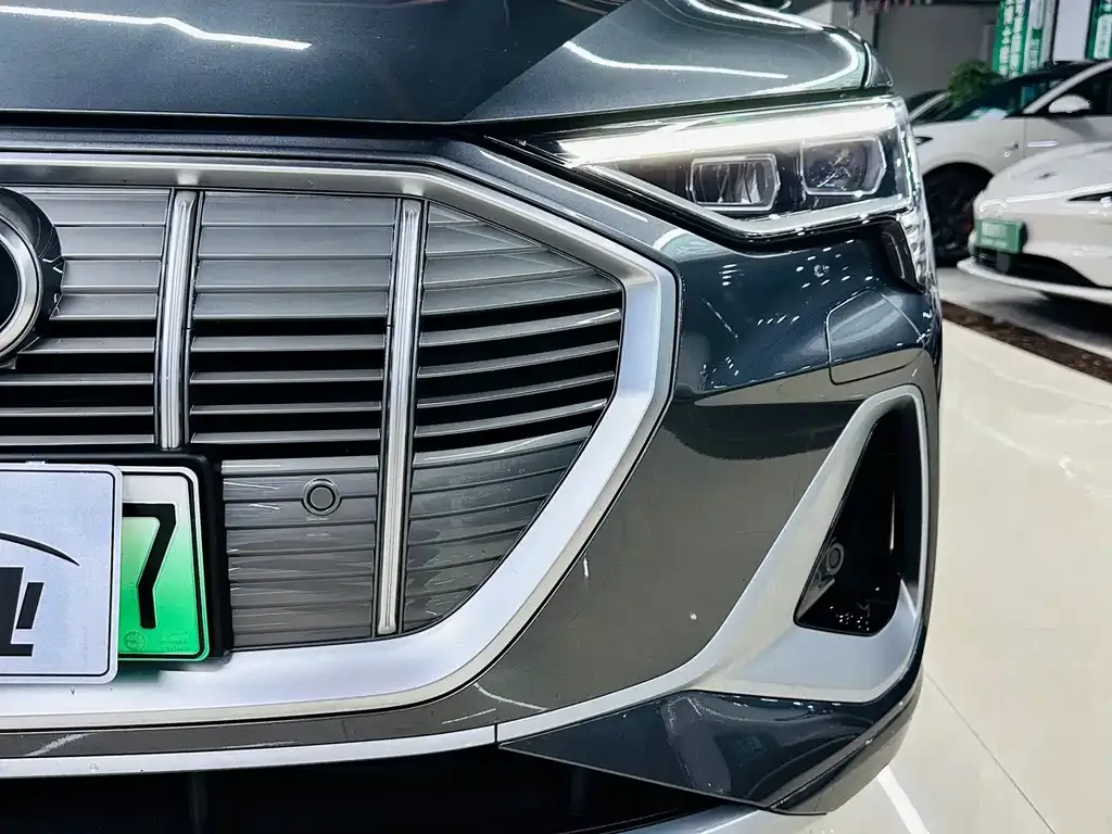 Audi e-tron — фото 7