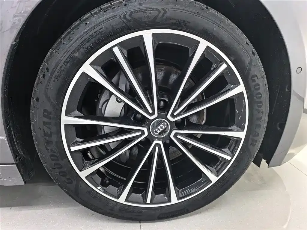 Audi A6L e-tron — фото 9