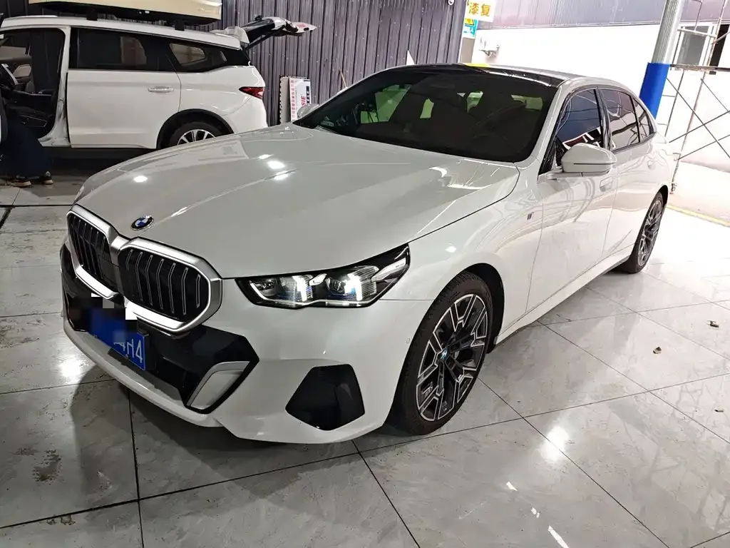 BMW 5 Series — фото 1
