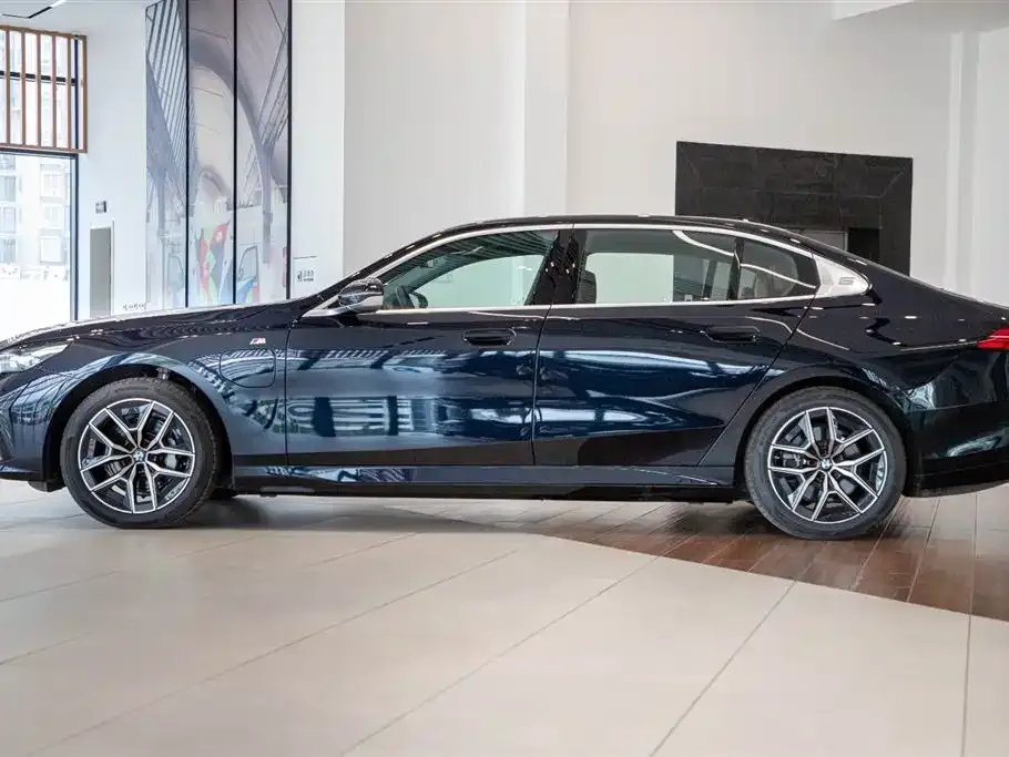 BMW i5 — фото 5