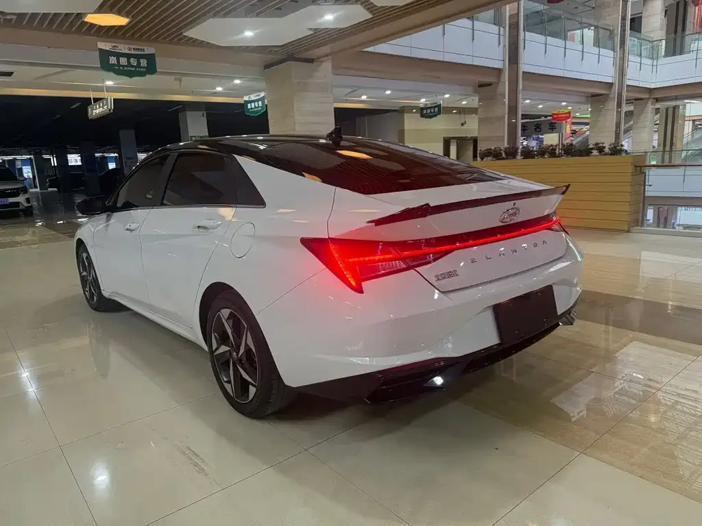 Hyundai Elantra — фото 10