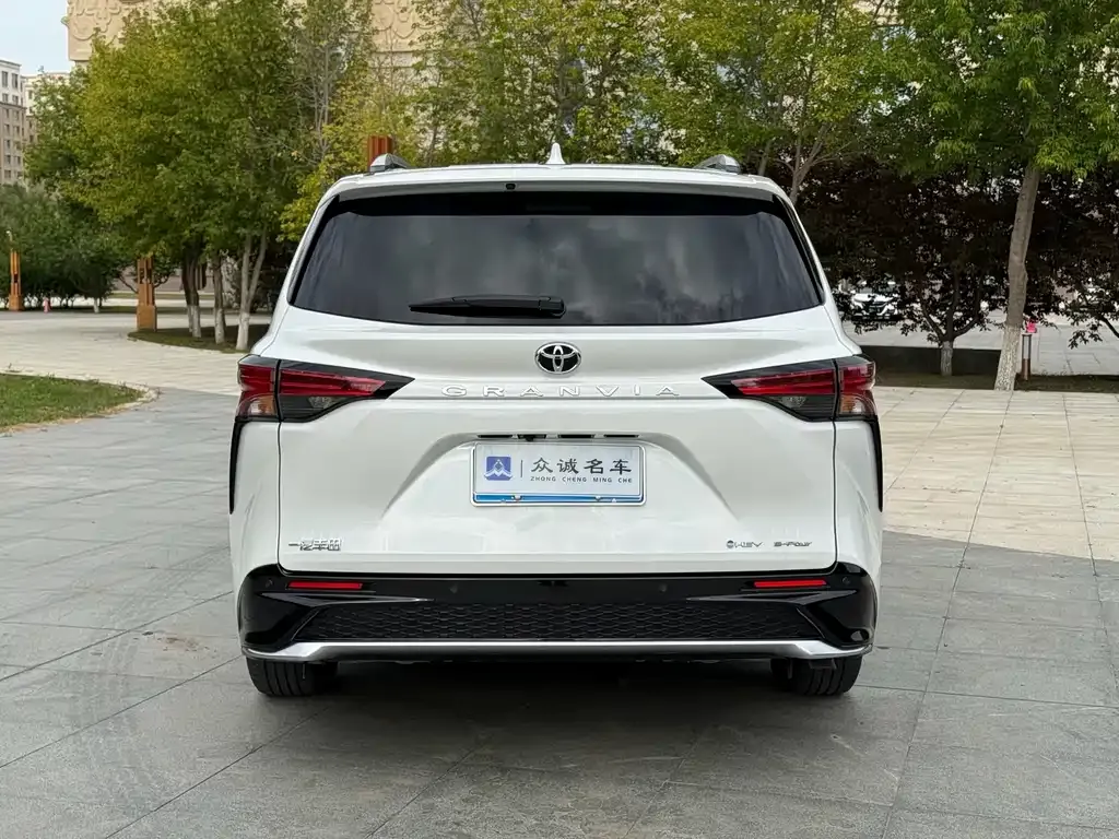 Toyota Granvia — фото 7