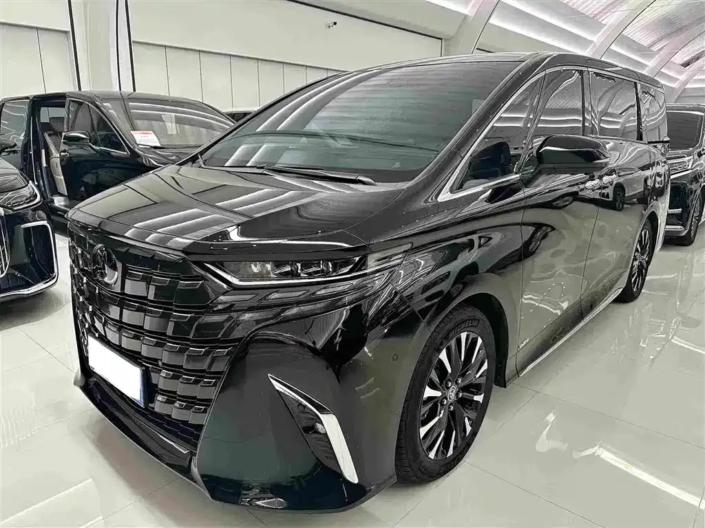 Toyota Alphard — фото 1