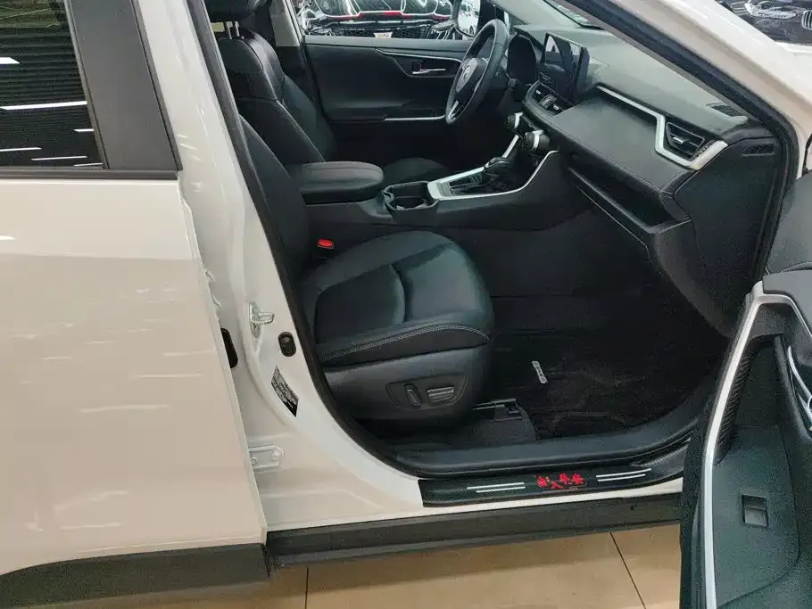 Toyota RAV4 — фото 9