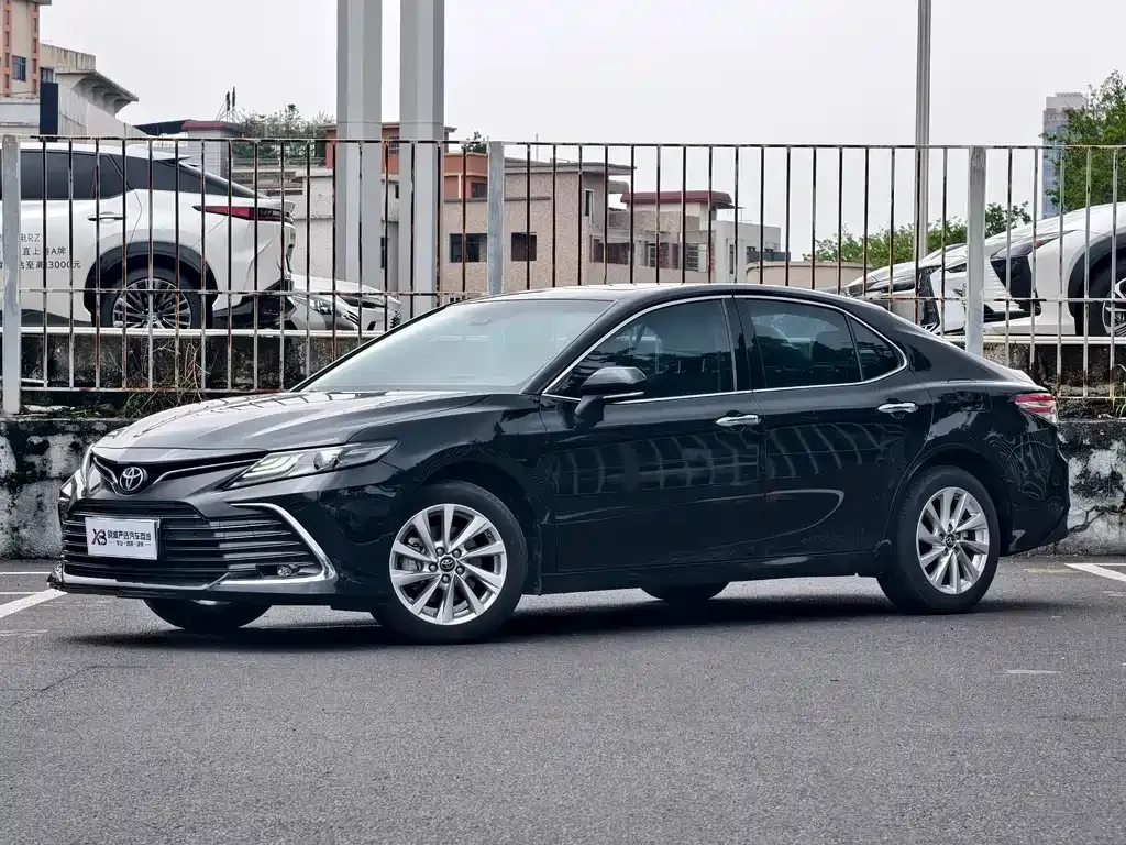 Toyota Camry — фото 1
