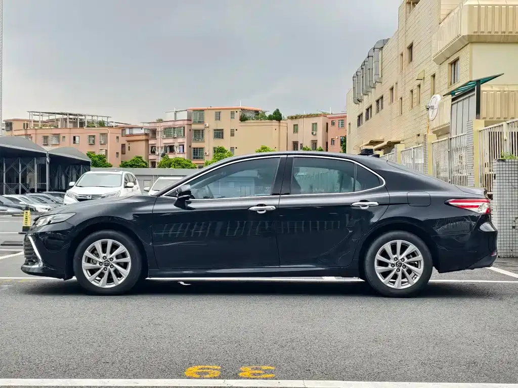 Toyota Camry — фото 5