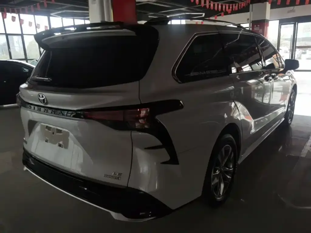 Toyota Sienna — фото 5