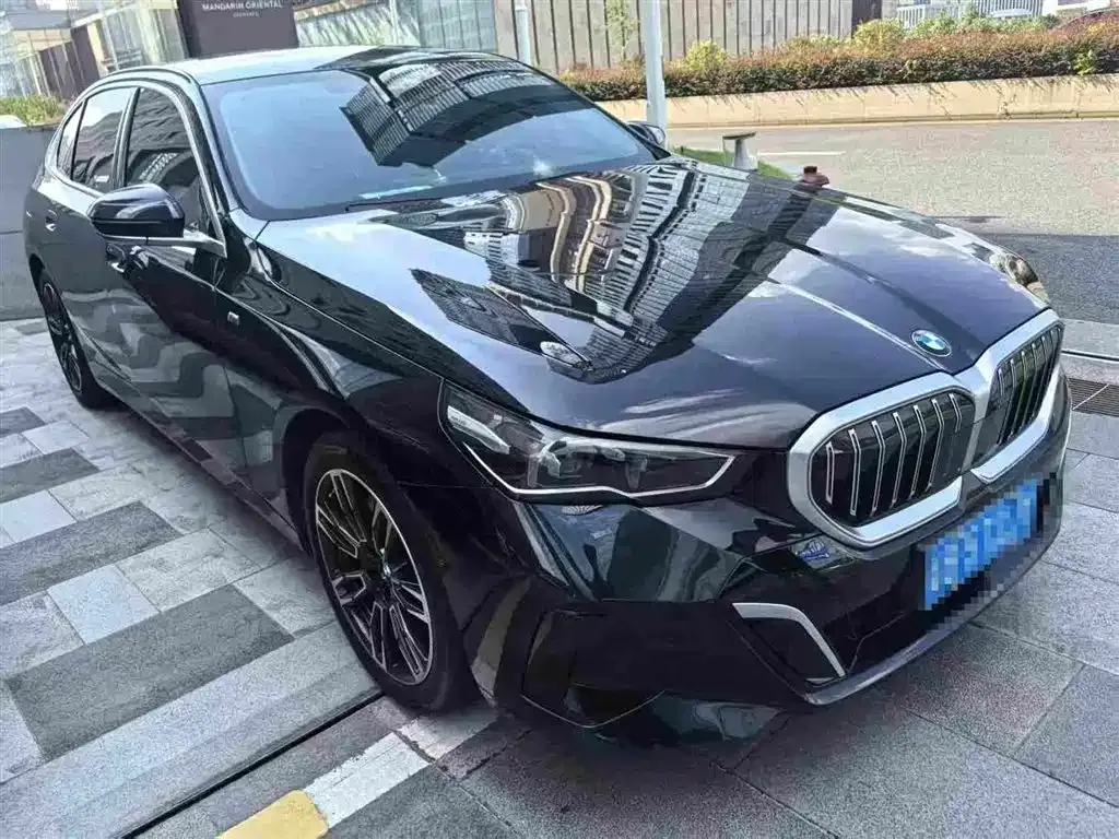 BMW 5 Series — фото 1