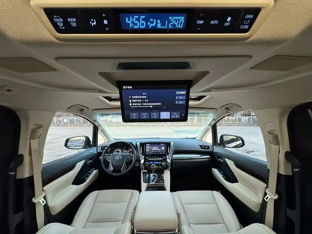 Toyota Alphard — фото 9