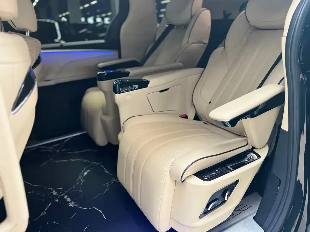 Toyota Granvia — фото 10