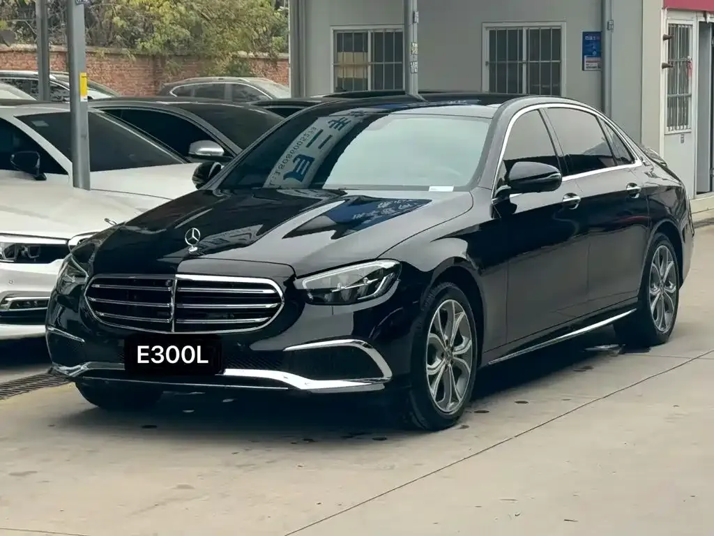 Mercedes-Benz E-Class — фото 1