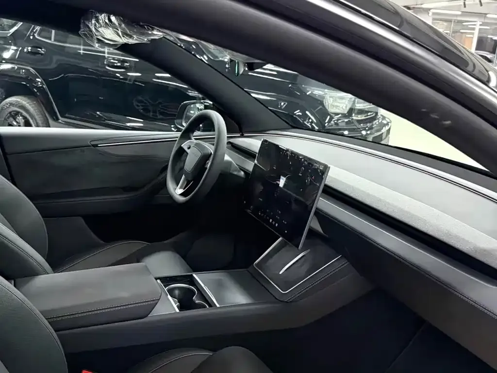 Tesla Model Y L — фото 8