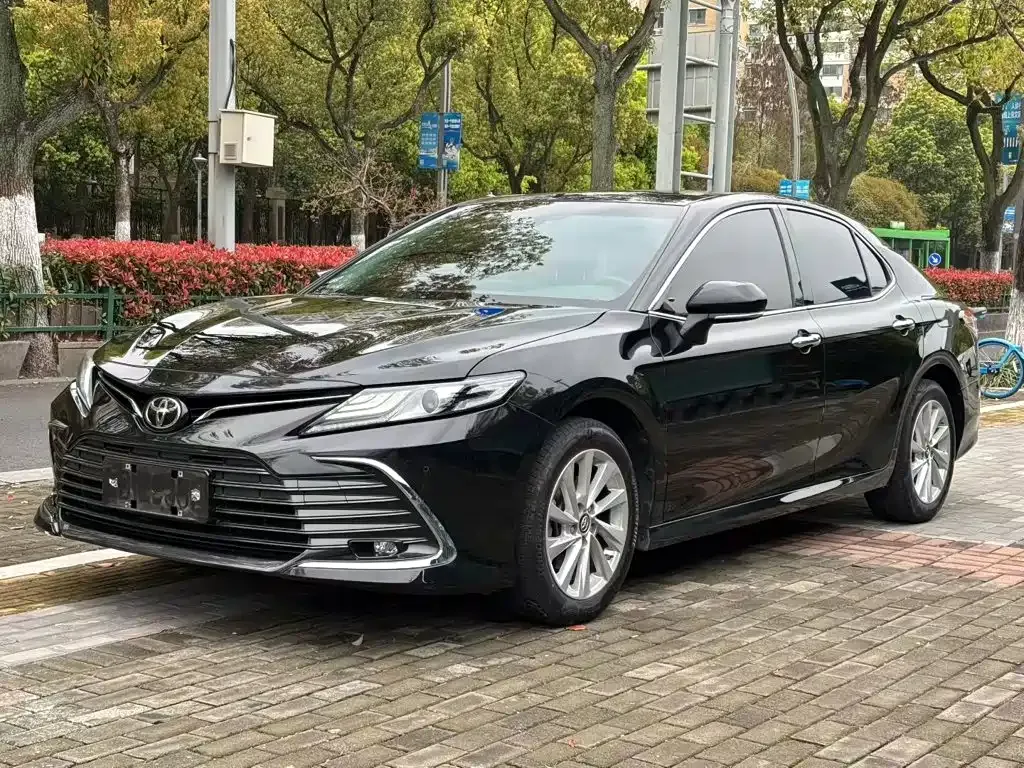 Toyota Camry — фото 1