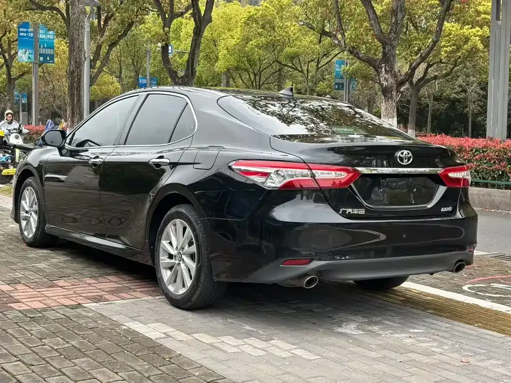 Toyota Camry — фото 2