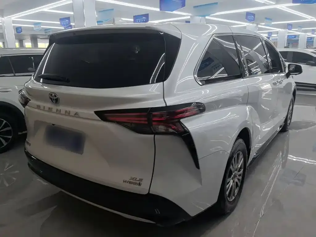 Toyota Sienna — фото 3