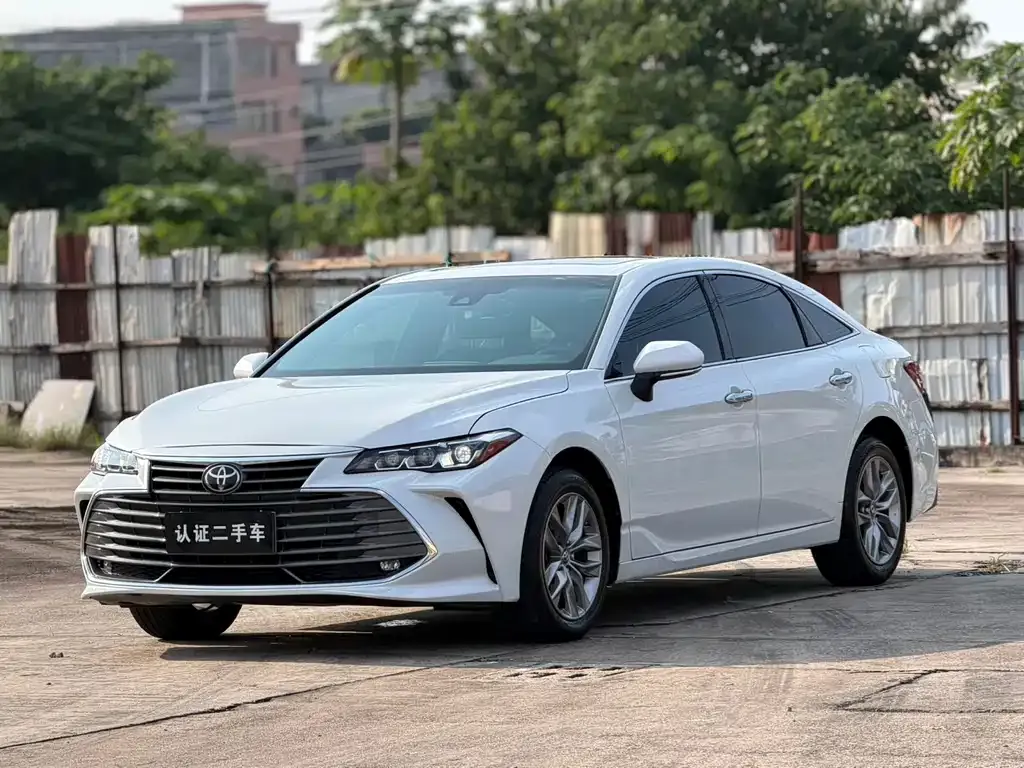 Toyota Avalon — фото 1