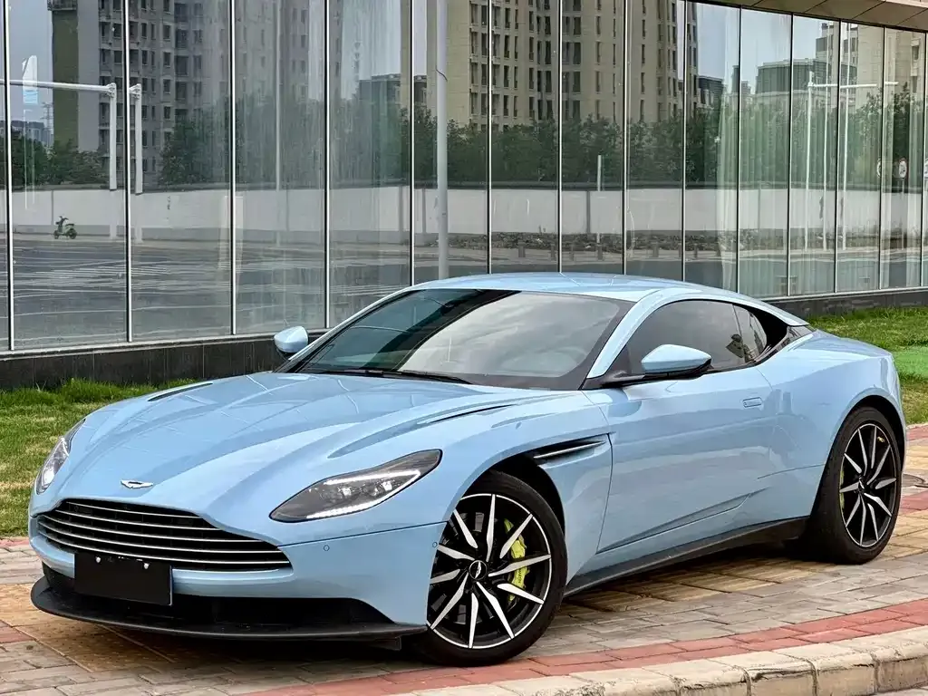 Aston Martin DB11 — фото 1