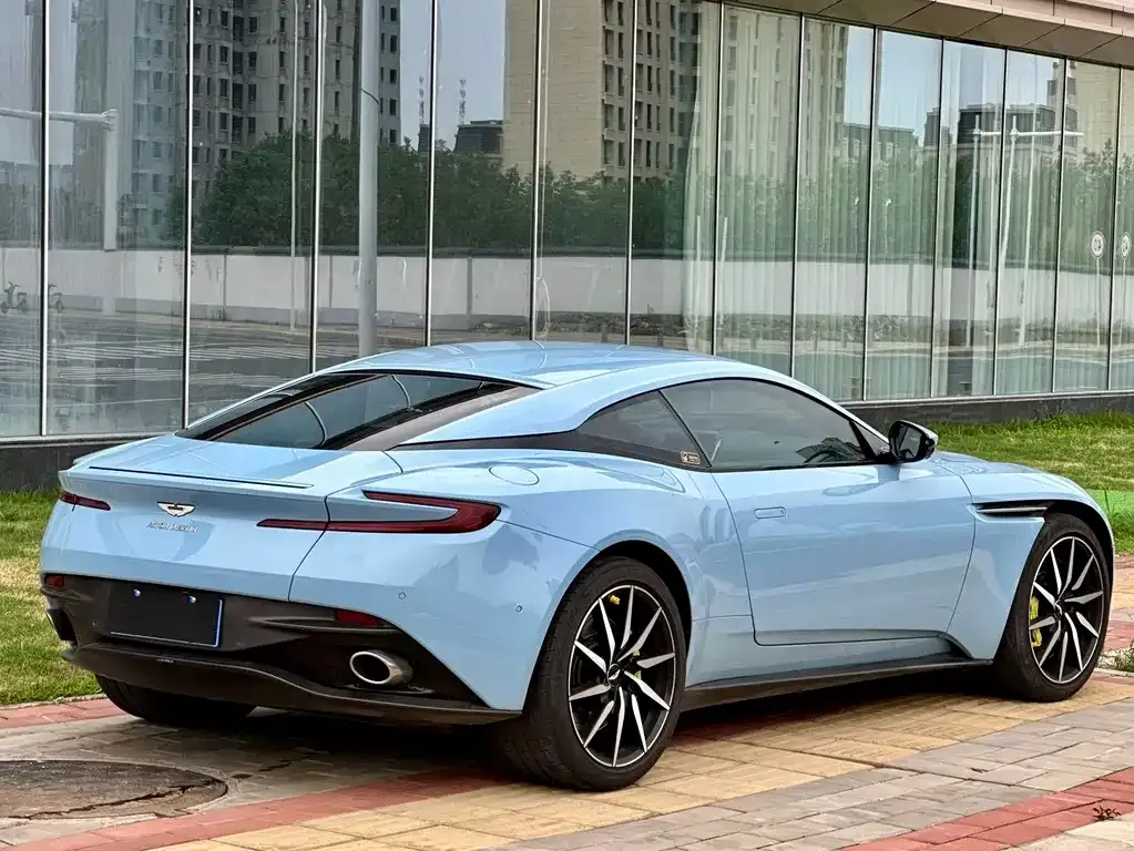 Aston Martin DB11 — фото 8