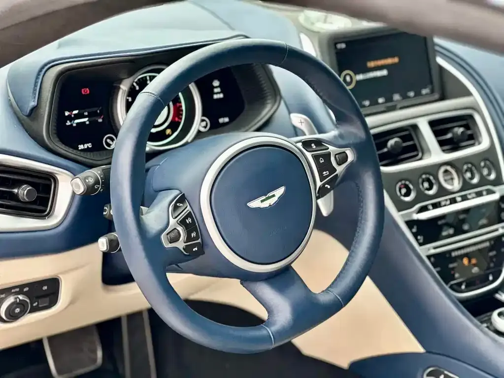 Aston Martin DB11 — фото 9