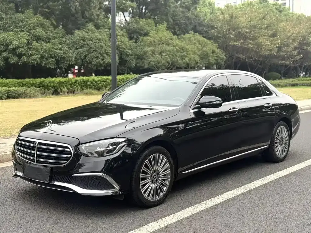 Mercedes-Benz E-Class — фото 1