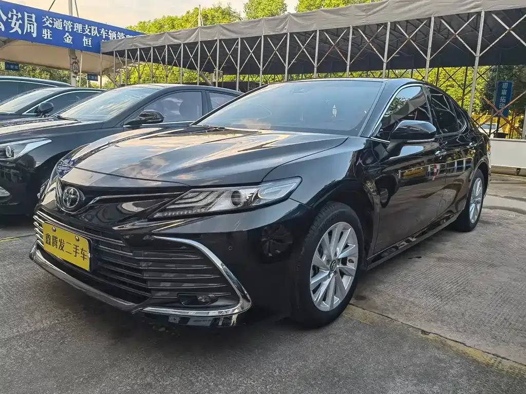 Toyota Camry — фото 1