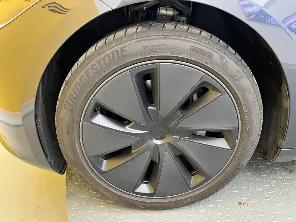 Tesla Model 3 — фото 5