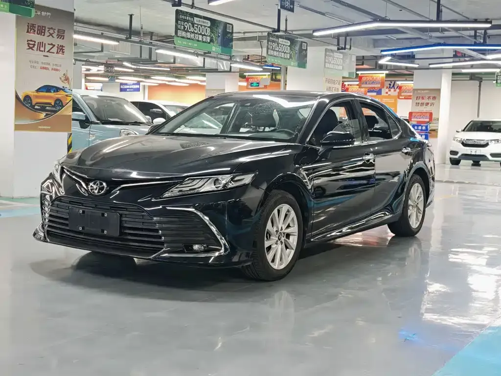 Toyota Camry — фото 1