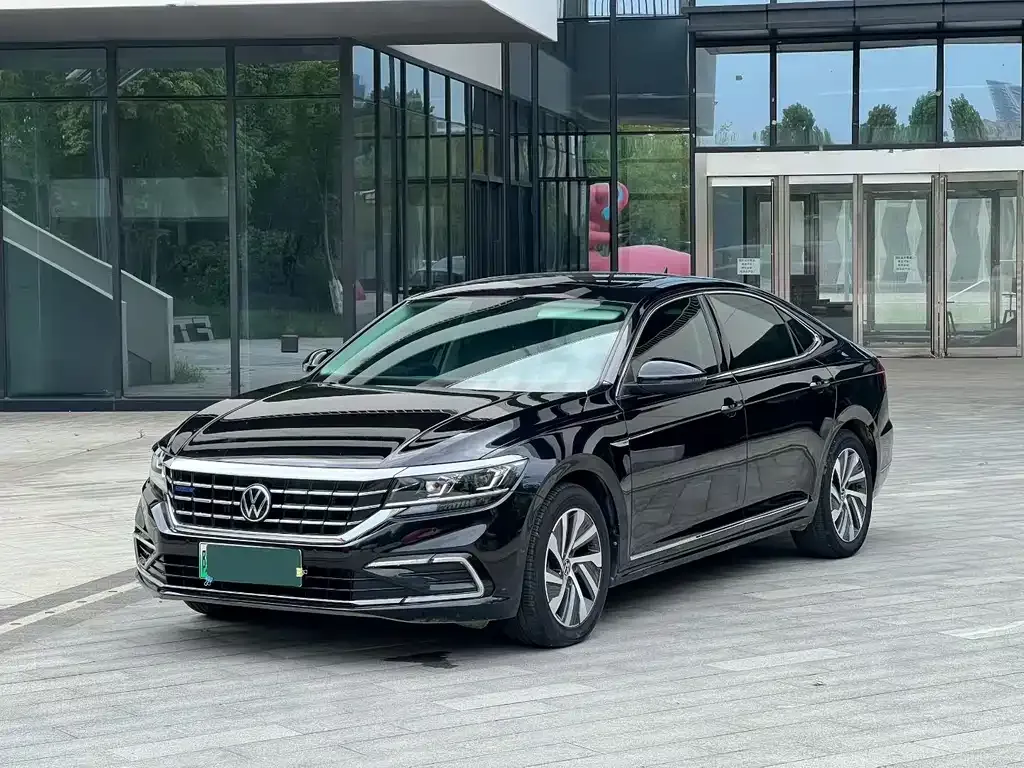 Volkswagen Passat PHEV — фото 1