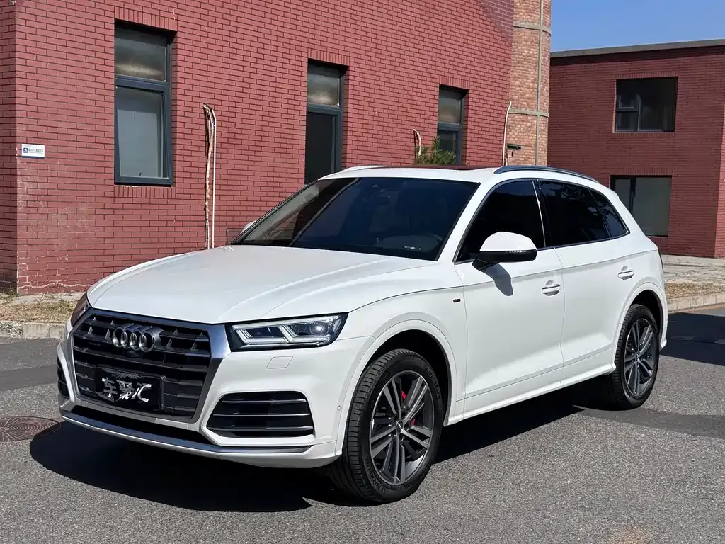 Audi Q5L — фото 1