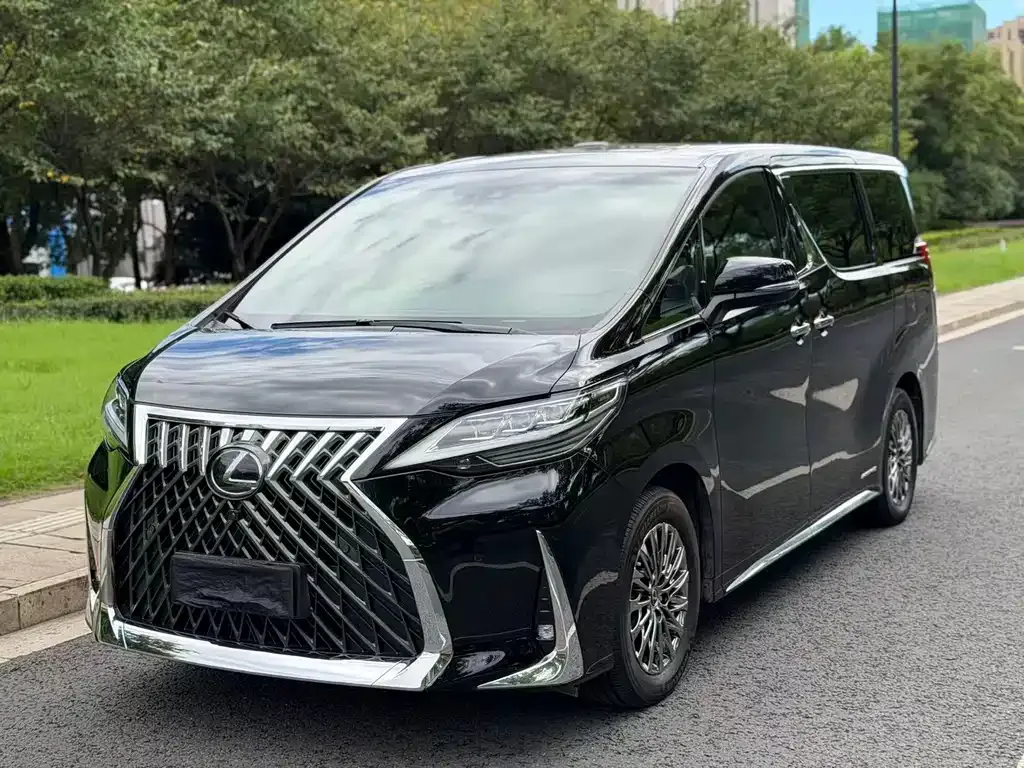 Lexus LM — фото 1