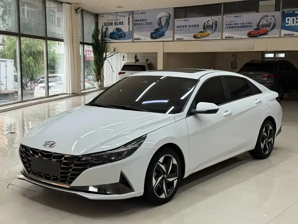Hyundai Elantra — фото 1